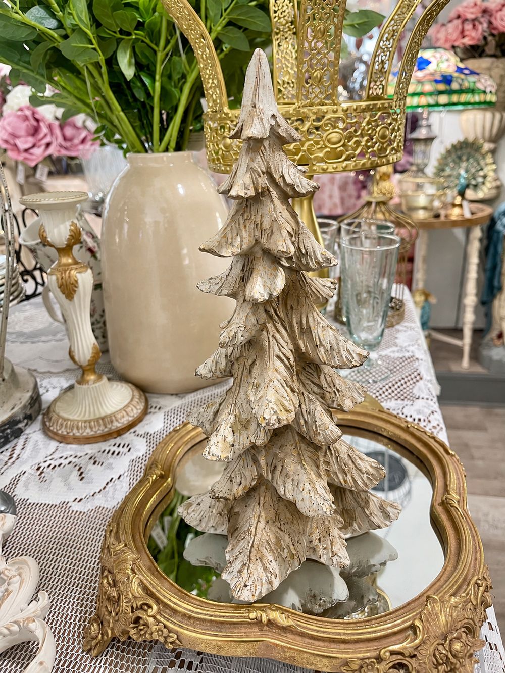 Sapin Roi des Neiges vu de trois quarts, montrant ses branches sculptées et sa patine blanche.