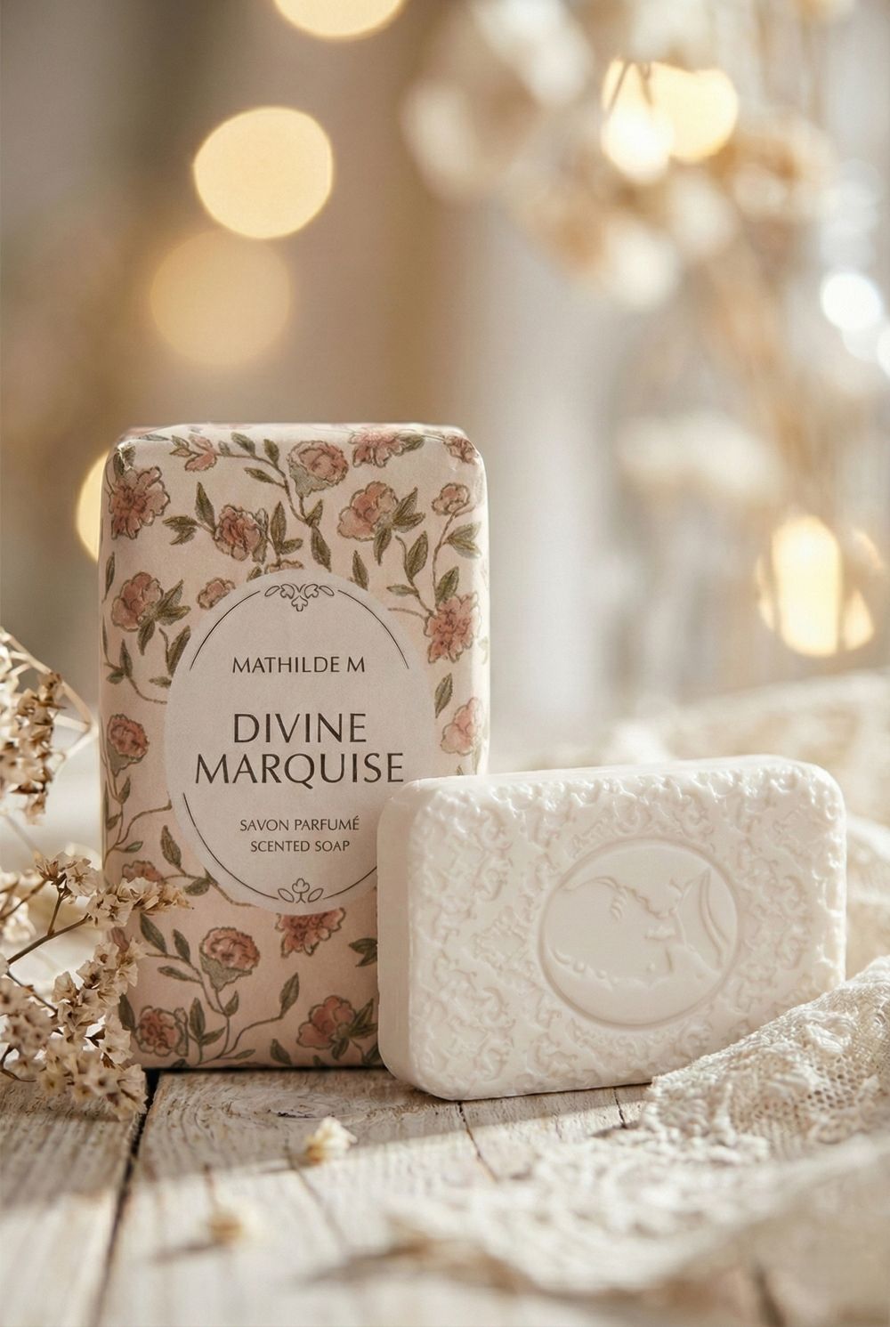 Savon parfumé Mathilde M Divine Marquise, savon décoratif aux tons clairs et élégants, senteur raffinée et poudrée, ambiance chic et décoration de charme