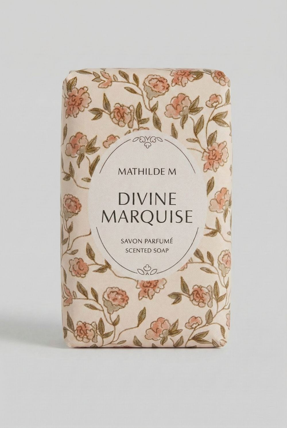 Savon parfumé Mathilde M Divine Marquise, savon décoratif aux tons clairs et élégants, senteur raffinée et poudrée, ambiance chic et décoration de charme