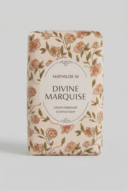 Savon parfumé Mathilde M Divine Marquise, savon décoratif aux tons clairs et élégants, senteur raffinée et poudrée, ambiance chic et décoration de charme