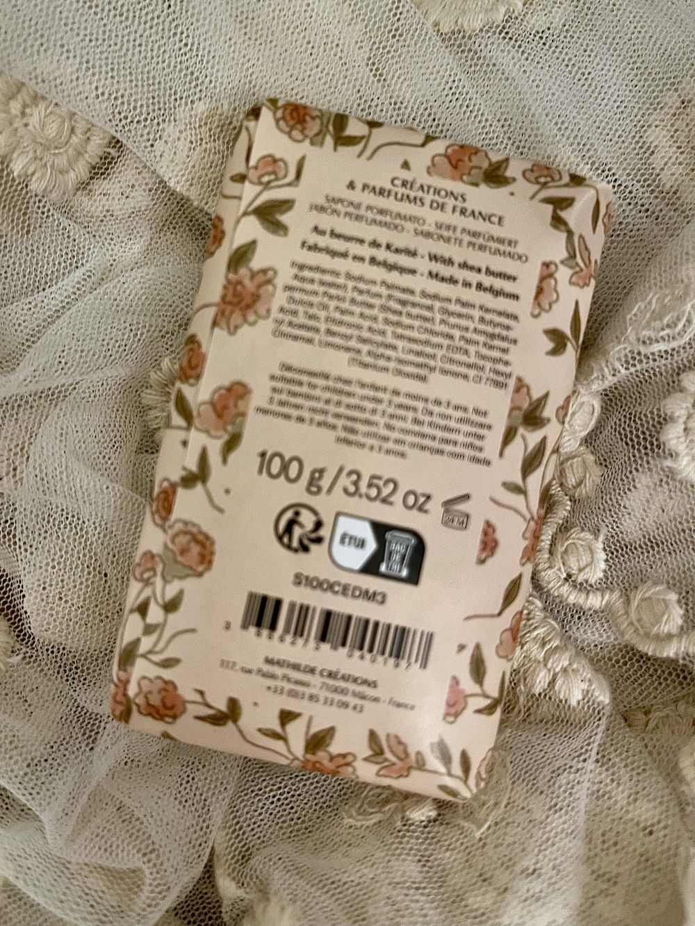 Savon parfumé Mathilde M Divine Marquise, savon décoratif aux tons clairs et élégants, senteur raffinée et poudrée, ambiance chic et décoration de charme