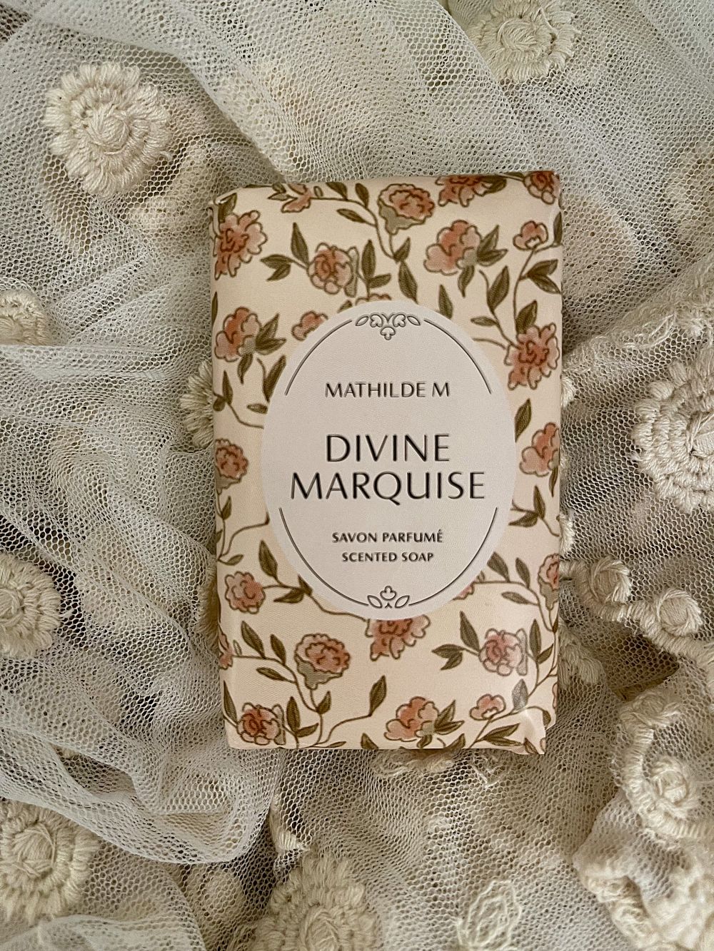 Savon parfumé Mathilde M Divine Marquise, savon décoratif aux tons clairs et élégants, senteur raffinée et poudrée, ambiance chic et décoration de charme
