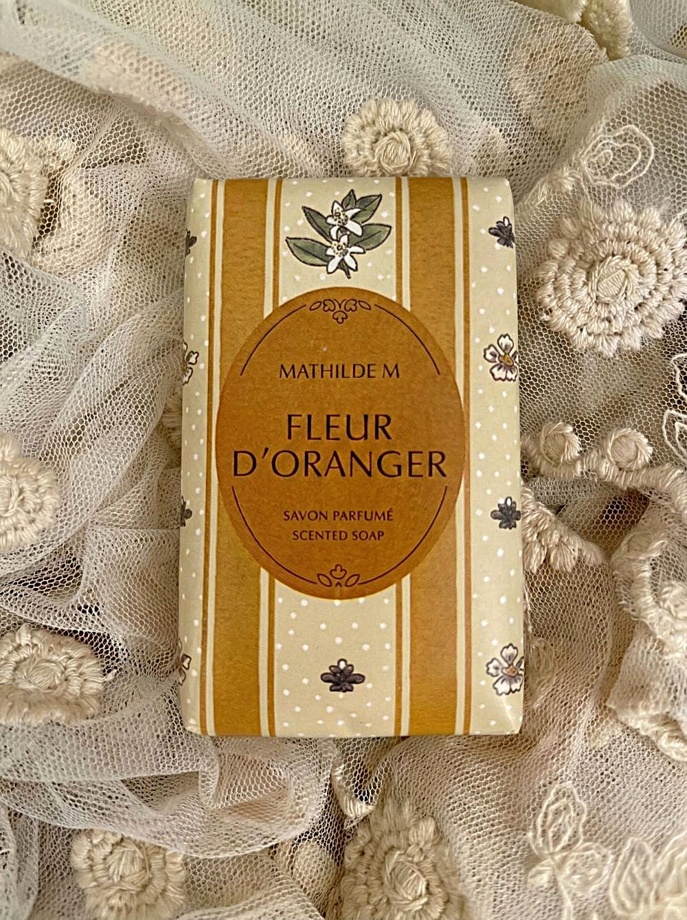 Savon parfumé Mathilde M à la fleur d’oranger, savon décoratif aux tons clairs, senteur douce et apaisante, ambiance bien-être et décoration de charme
