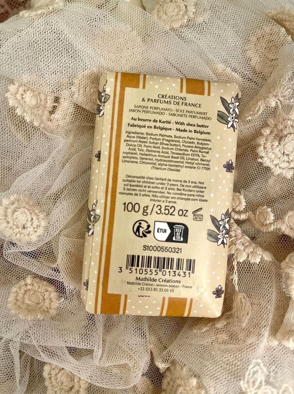 Savon parfumé Mathilde M à la fleur d’oranger, savon décoratif aux tons clairs, senteur douce et apaisante, ambiance bien-être et décoration de charme