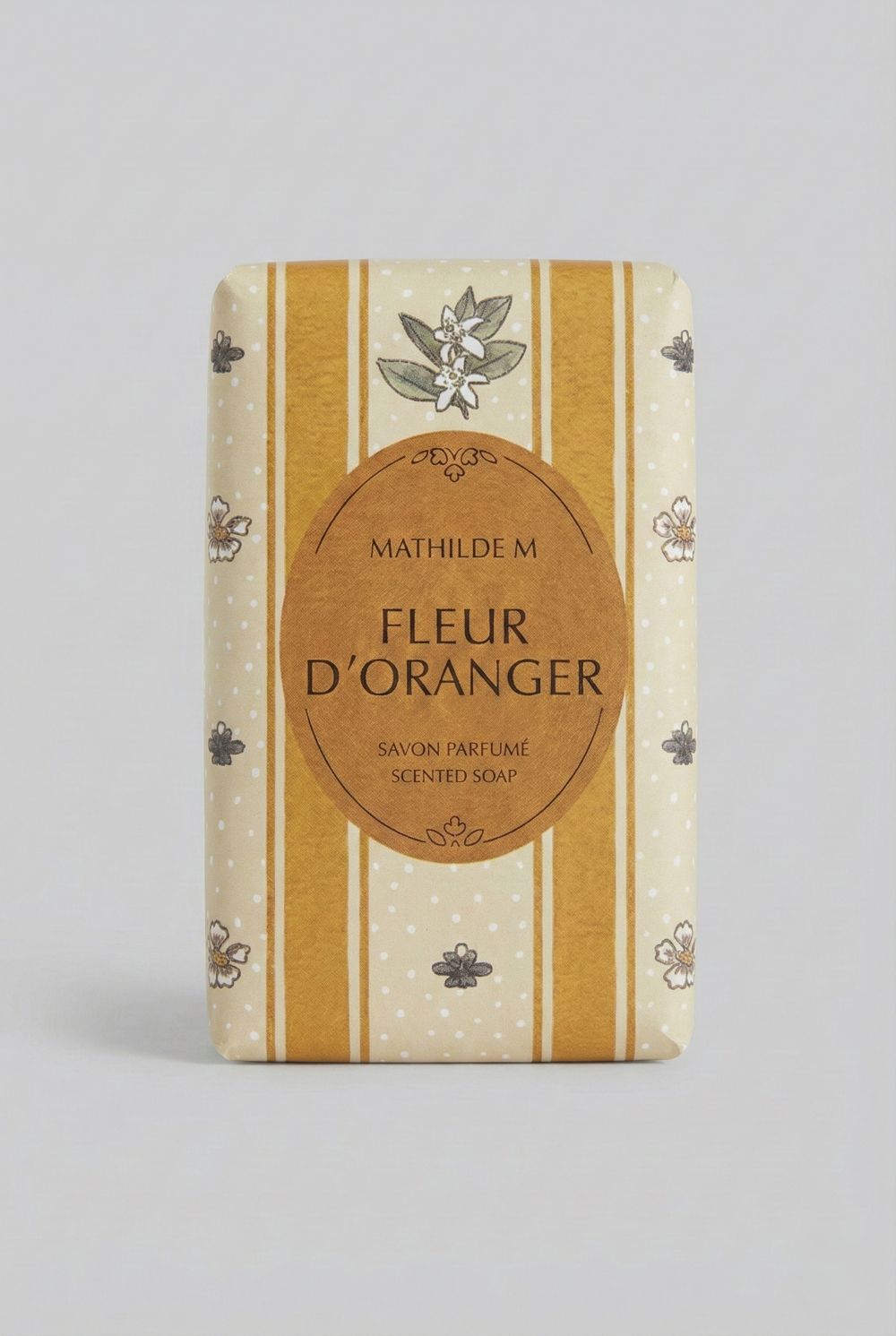 Savon parfumé Mathilde M à la fleur d’oranger, savon décoratif aux tons clairs, senteur douce et apaisante, ambiance bien-être et décoration de charme