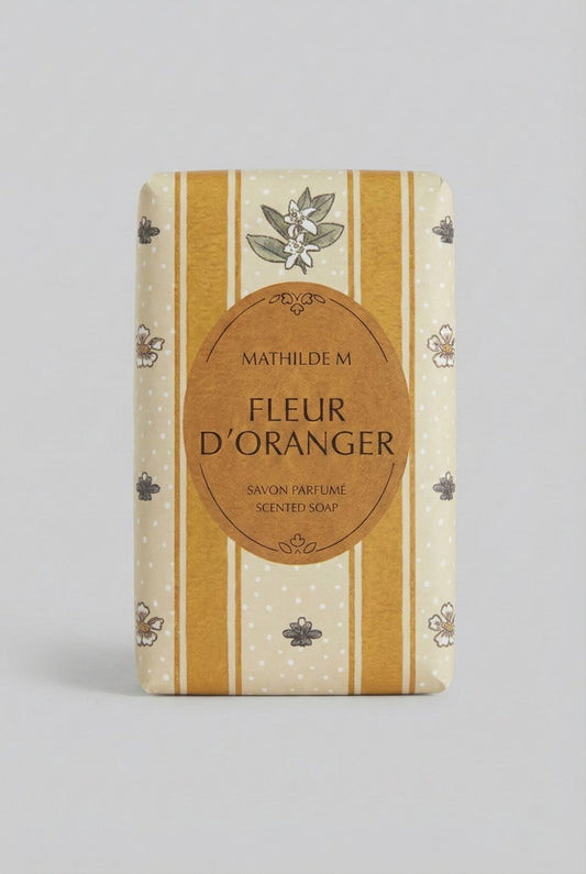 Savon parfumé Mathilde M à la fleur d’oranger, savon décoratif aux tons clairs, senteur douce et apaisante, ambiance bien-être et décoration de charme