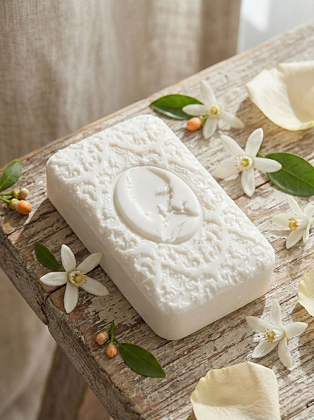 Savon parfumé Mathilde M à la fleur d’oranger, savon décoratif aux tons clairs, senteur douce et apaisante, ambiance bien-être et décoration de charme