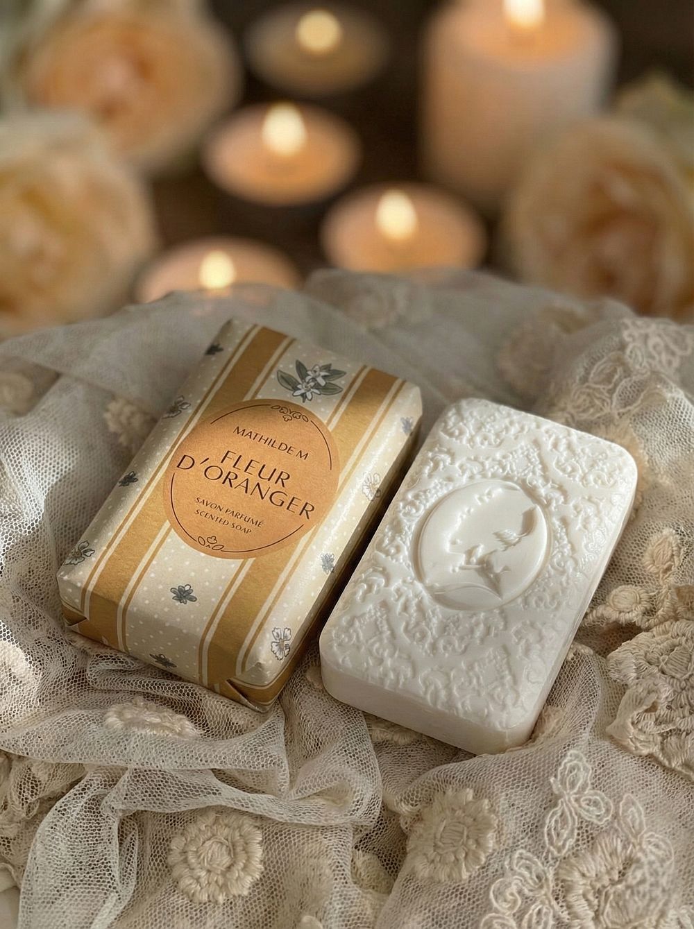 Savon parfumé Mathilde M à la fleur d’oranger, savon décoratif aux tons clairs, senteur douce et apaisante, ambiance bien-être et décoration de charme