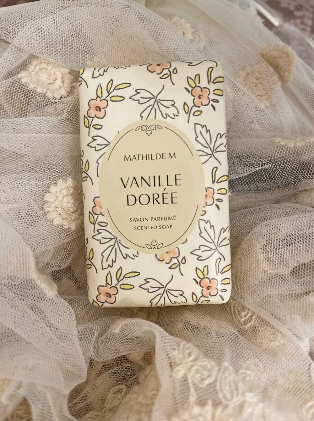 Savon parfumé à la vanille dorée, savon décoratif aux tons beige et doré, senteur gourmande et chaleureuse, ambiance cocooning et décoration de charme