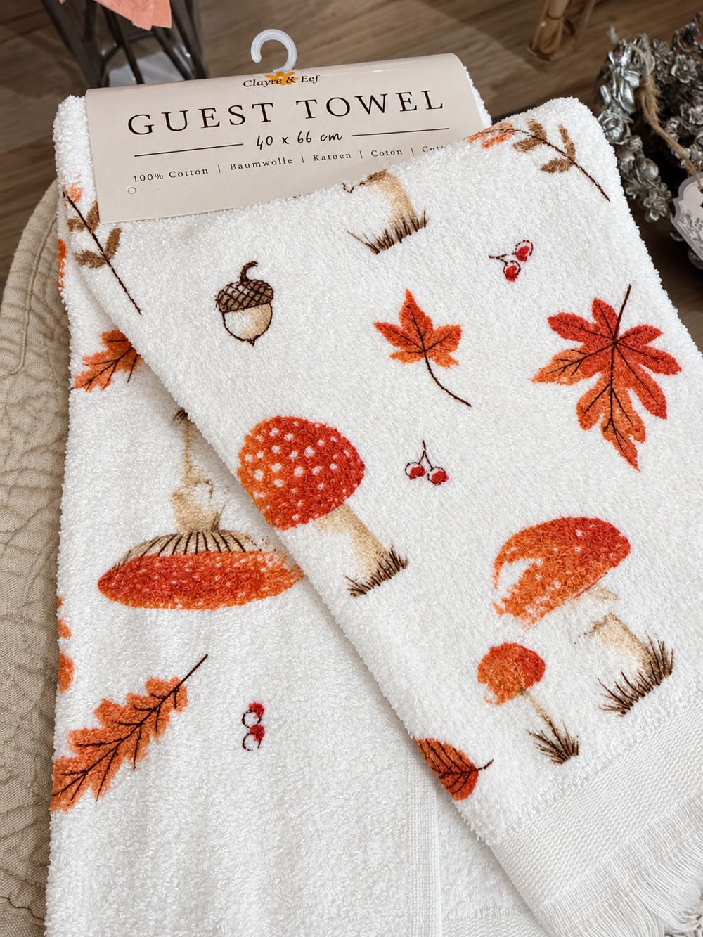 Essuie-mains blanc Clayre & Eef à motifs de champignons orange, feuilles et glands d’automne, pour cuisine ou salle de bain campagne chic