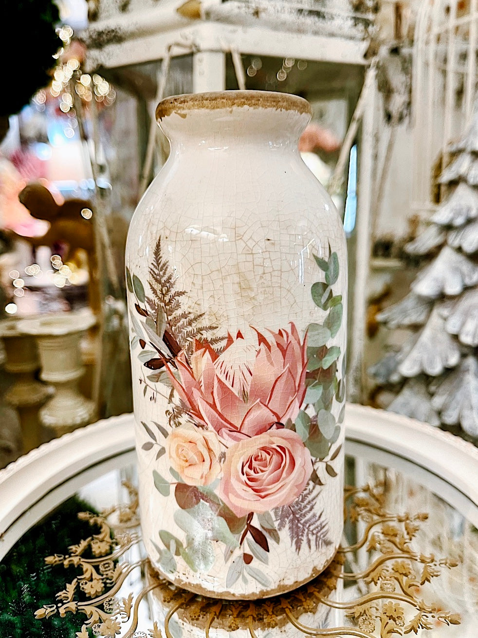 Soliflore décoratif en terre cuite blanc cassé avec motif floral rose et feuillage, accessoire de décoration romantique shabby chic pour ambiance poétique et maison de charme