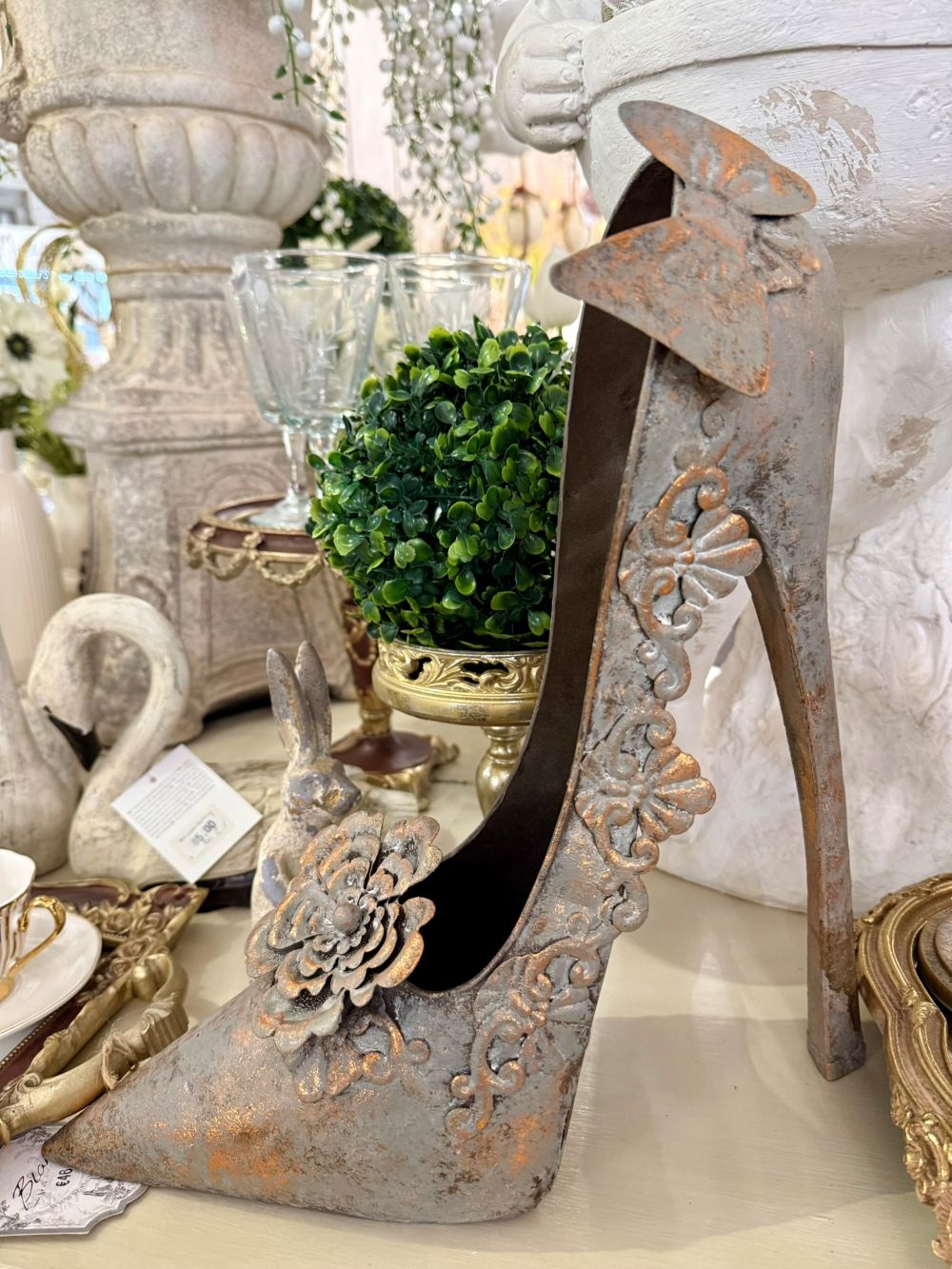 Soulier décoratif en métal patiné gris et cuivre, orné de fleurs, style féerique et romantique, hauteur 36 cm, pour une décoration de conte de fées
