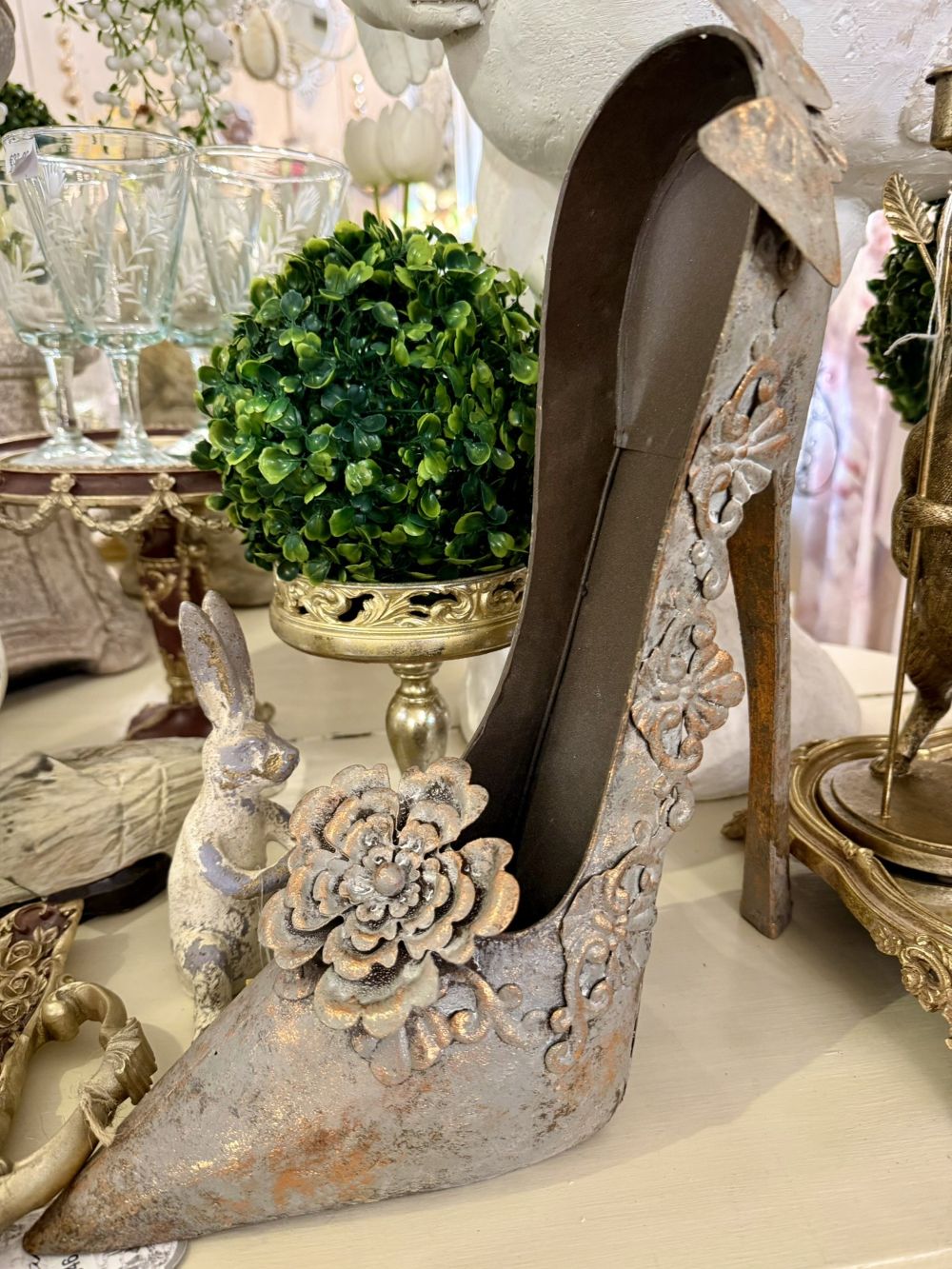 Soulier décoratif en métal patiné gris et cuivre, orné de fleurs, style féerique et romantique, hauteur 36 cm, pour une décoration de conte de fées