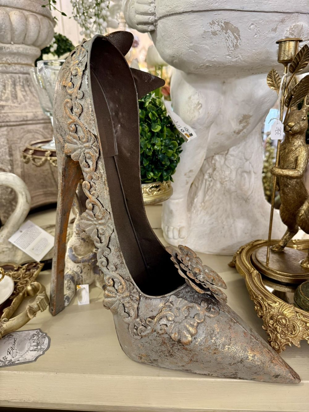 Soulier décoratif en métal patiné gris et cuivre, orné de fleurs, style féerique et romantique, hauteur 36 cm, pour une décoration de conte de fées