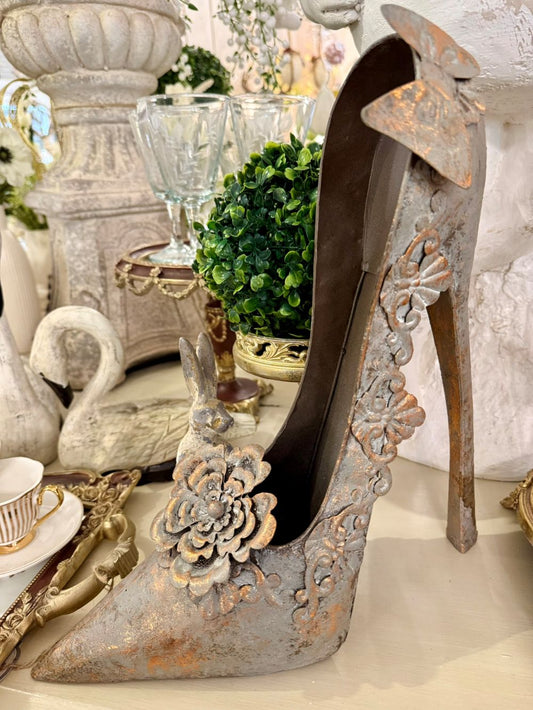 Soulier décoratif en métal patiné gris et cuivre, orné de fleurs, style féerique et romantique, hauteur 36 cm, pour une décoration de conte de fées