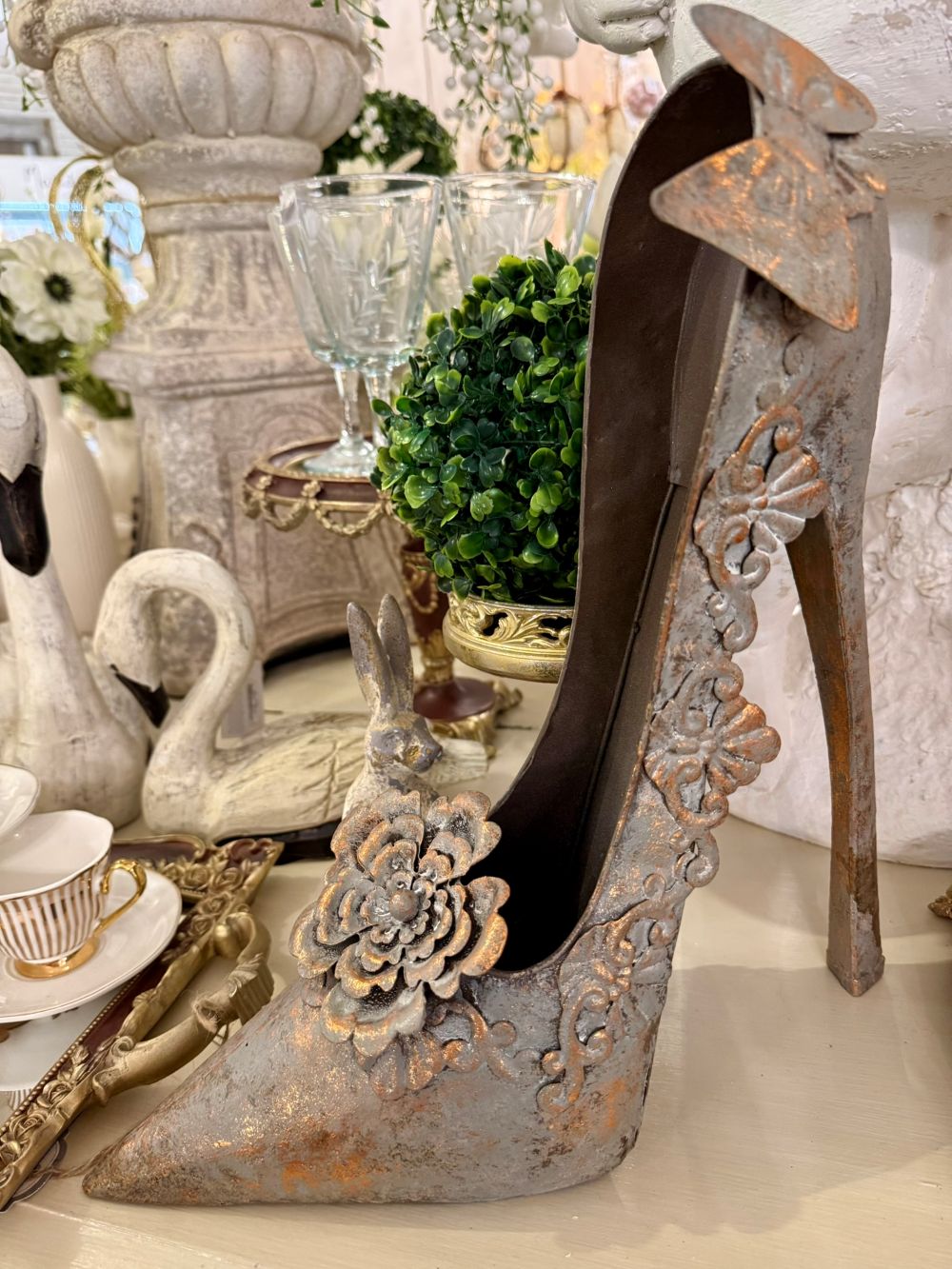 Soulier décoratif en métal patiné gris et cuivre, orné de fleurs, style féerique et romantique, hauteur 36 cm, pour une décoration de conte de fées