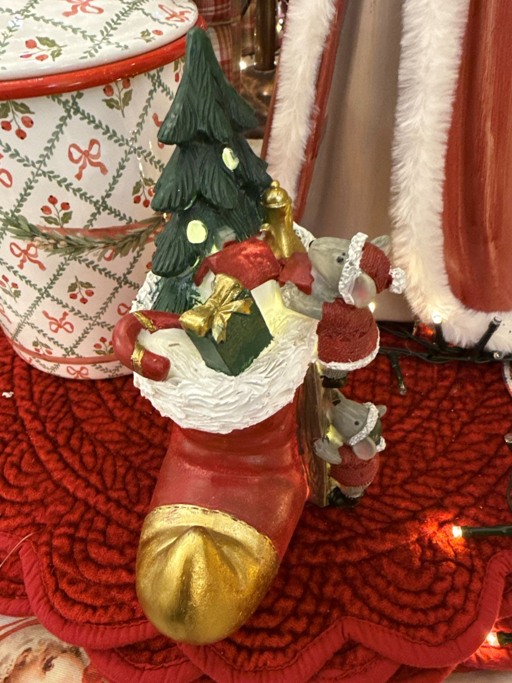 Figurine de Noël représentant des souris dans un soulier lumineux rouge, vert et doré, décoration féérique et poétique pour ambiance chaleureuse de fêtes