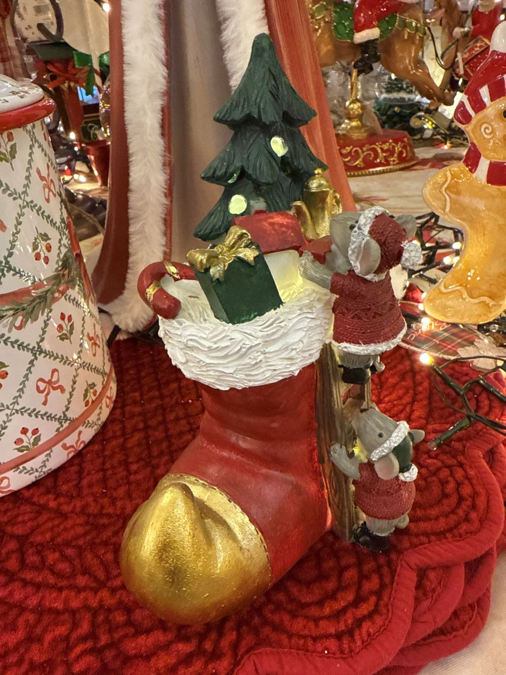 Figurine de Noël représentant des souris dans un soulier lumineux rouge, vert et doré, décoration féérique et poétique pour ambiance chaleureuse de fêtes