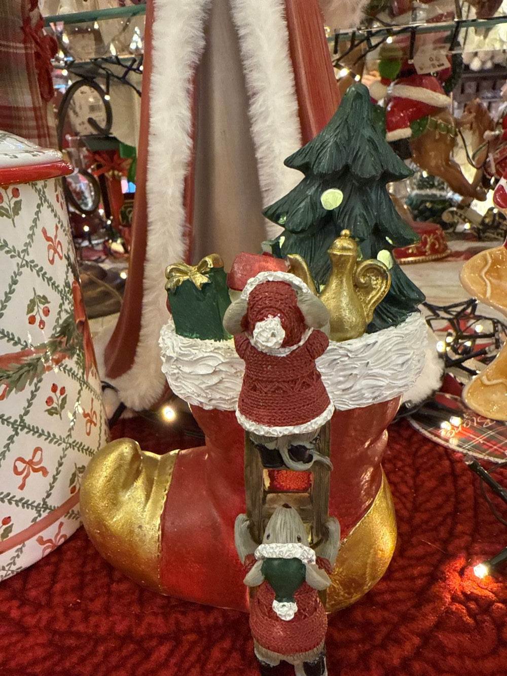 Figurine de Noël représentant des souris dans un soulier lumineux rouge, vert et doré, décoration féérique et poétique pour ambiance chaleureuse de fêtes
