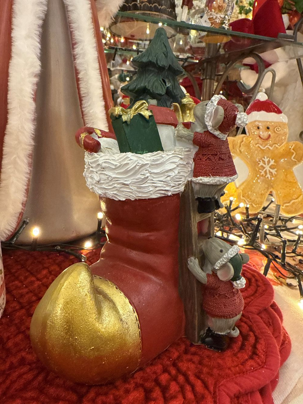 Figurine de Noël représentant des souris dans un soulier lumineux rouge, vert et doré, décoration féérique et poétique pour ambiance chaleureuse de fêtes