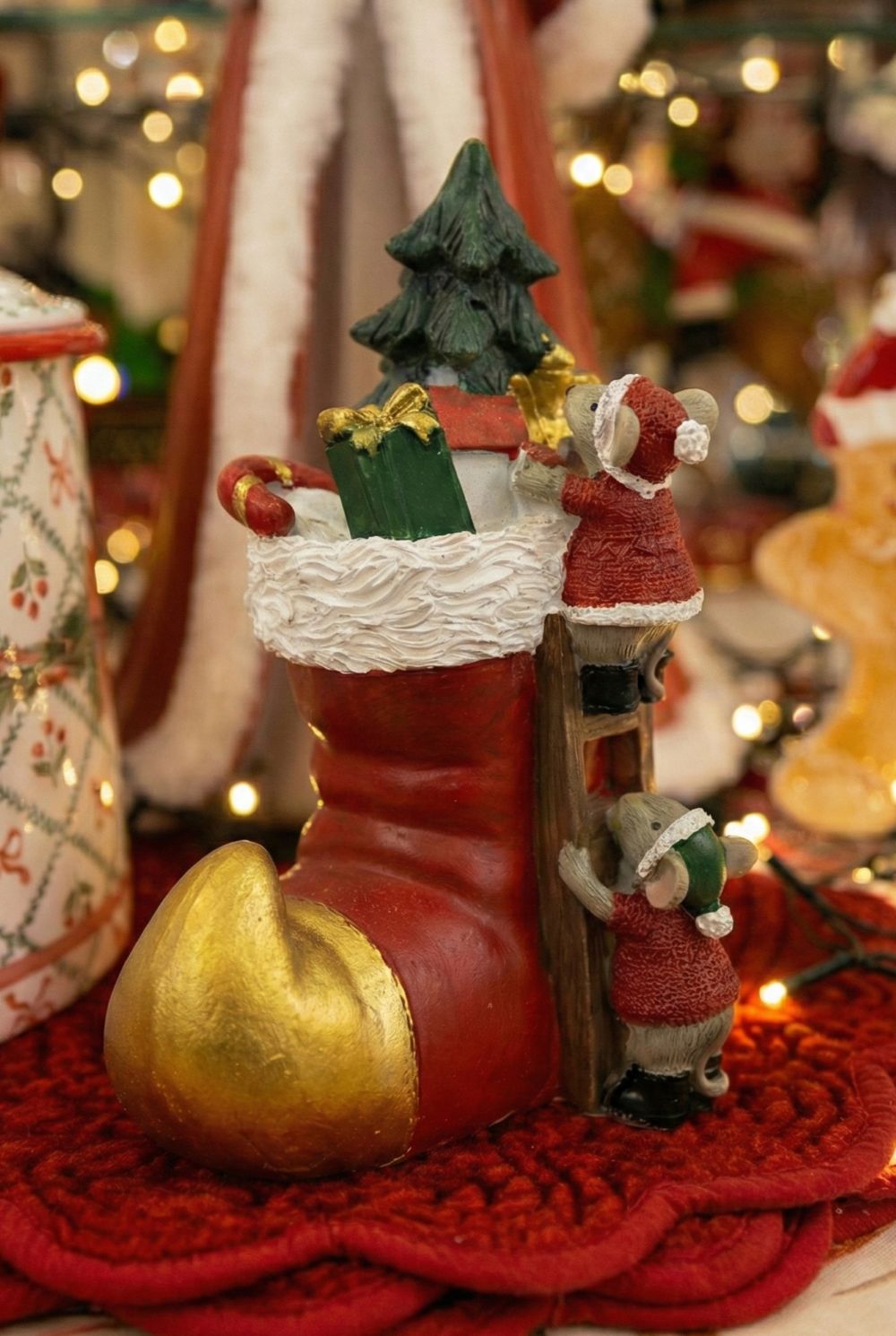 Figurine de Noël représentant des souris dans un soulier lumineux rouge, vert et doré, décoration féérique et poétique pour ambiance chaleureuse de fêtes