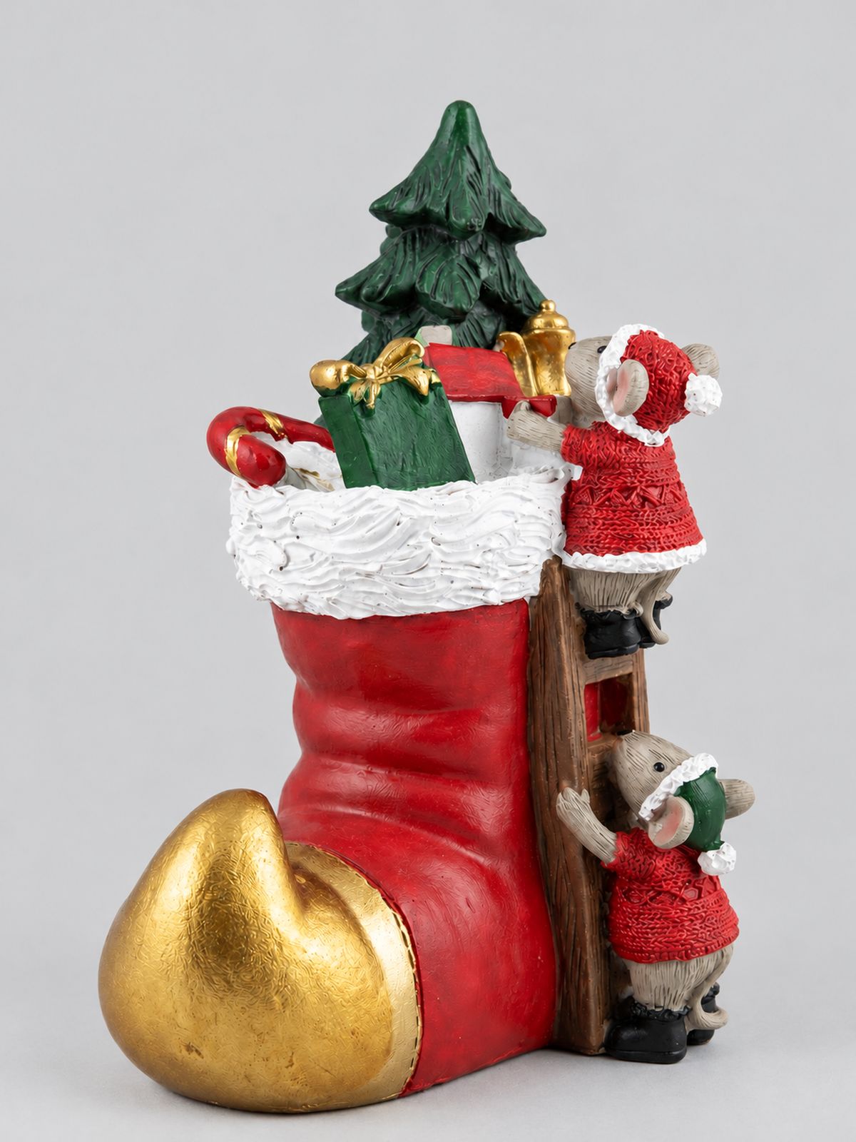 Soulier de Noël rouge et doré avec deux souris sur une échelle et un sapin, présenté sur fond gris clair.