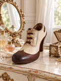 Soulier Victorien décoratif crème et brun posé sur une coiffeuse romantique ancienne