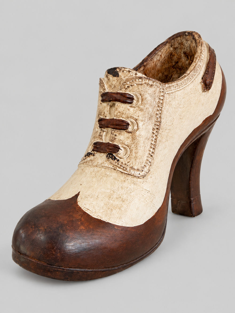 Soulier Victorien décoratif crème et brun à talon, vue de trois quarts sur fond gris clair