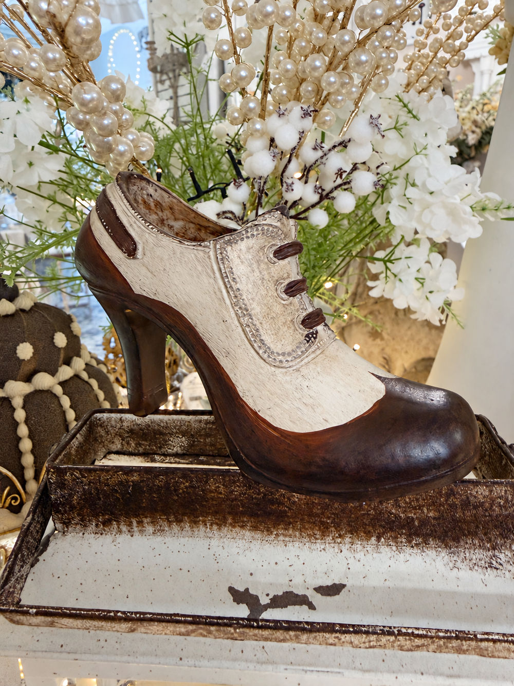 Soulier Victorien décoratif crème et brun à talon, profil gauche