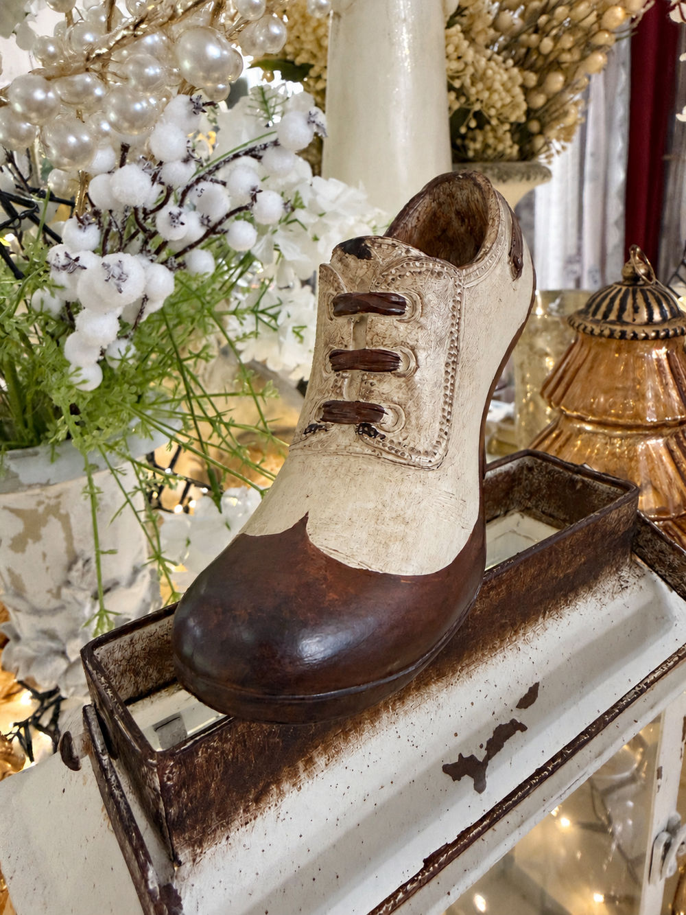 Soulier Victorien décoratif crème et brun à talon, photographie réelle de trois quarts