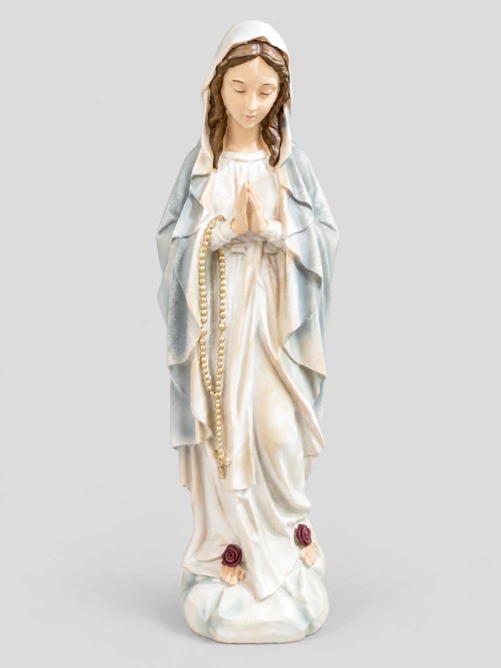Statuette décorative de la Vierge Marie en prière tenant un chapelet doré, finitions nacrées blanc cassé, détails roses à la base, style romantique et shabby chic, ambiance spirituelle et poétique