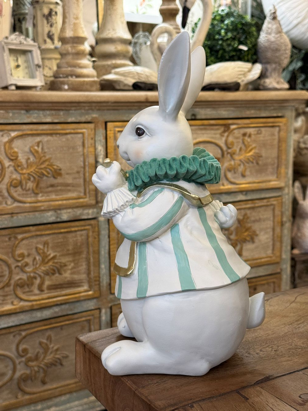 Statuette décorative lapin Alice blanc vert et doré, figurine shabby chic et féérique inspirée des contes, décoration poétique de charme 33 cm