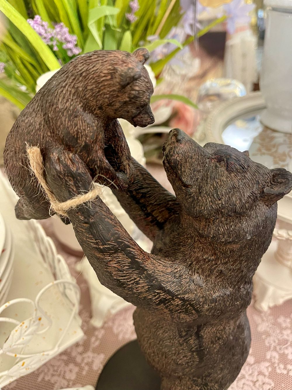 Statuette décorative représentant une maman ours soulevant son petit, finition brun patiné, scène de tendresse inspirée de la nature pour décoration chaleureuse et authentique