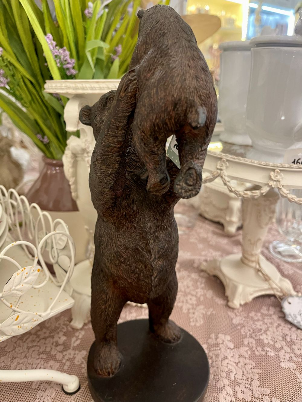 Statuette décorative représentant une maman ours soulevant son petit, finition brun patiné, scène de tendresse inspirée de la nature pour décoration chaleureuse et authentique