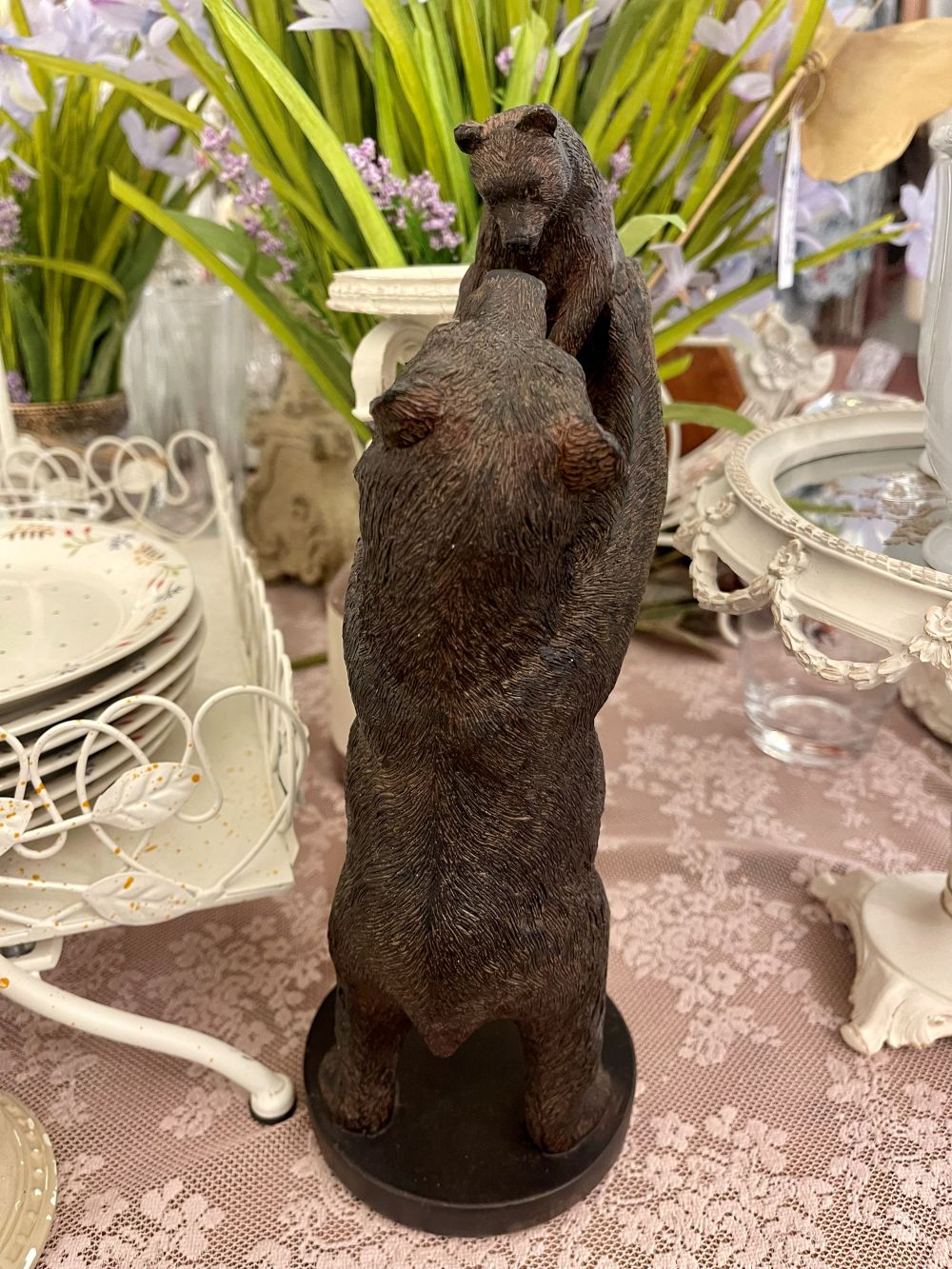 Statuette décorative représentant une maman ours soulevant son petit, finition brun patiné, scène de tendresse inspirée de la nature pour décoration chaleureuse et authentique