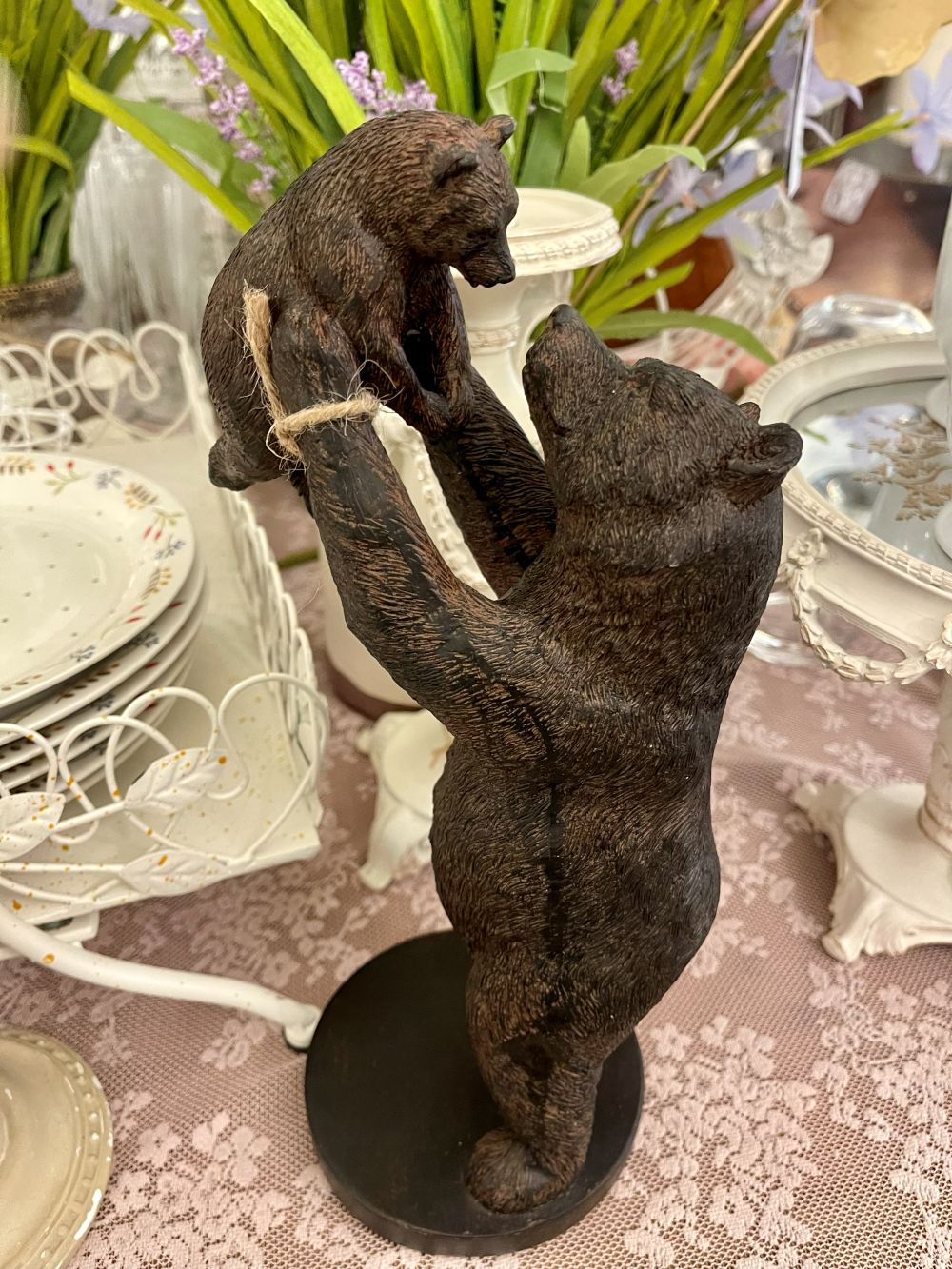 Statuette décorative représentant une maman ours soulevant son petit, finition brun patiné, scène de tendresse inspirée de la nature pour décoration chaleureuse et authentique
