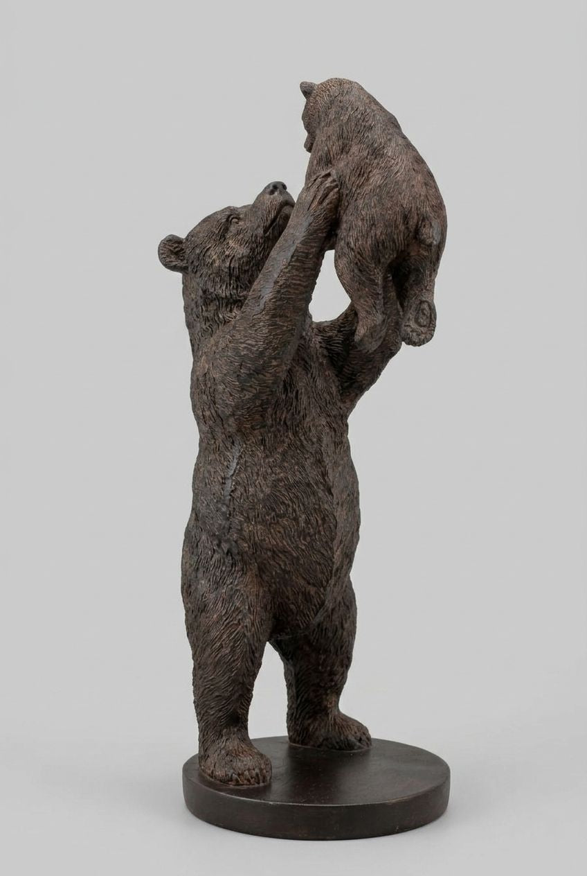 Statuette décorative représentant une maman ours soulevant son petit, finition brun patiné, scène de tendresse inspirée de la nature pour décoration chaleureuse et authentique
