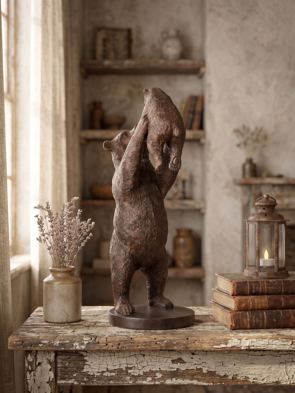 Statuette décorative représentant une maman ours soulevant son petit, finition brun patiné, scène de tendresse inspirée de la nature pour décoration chaleureuse et authentique
