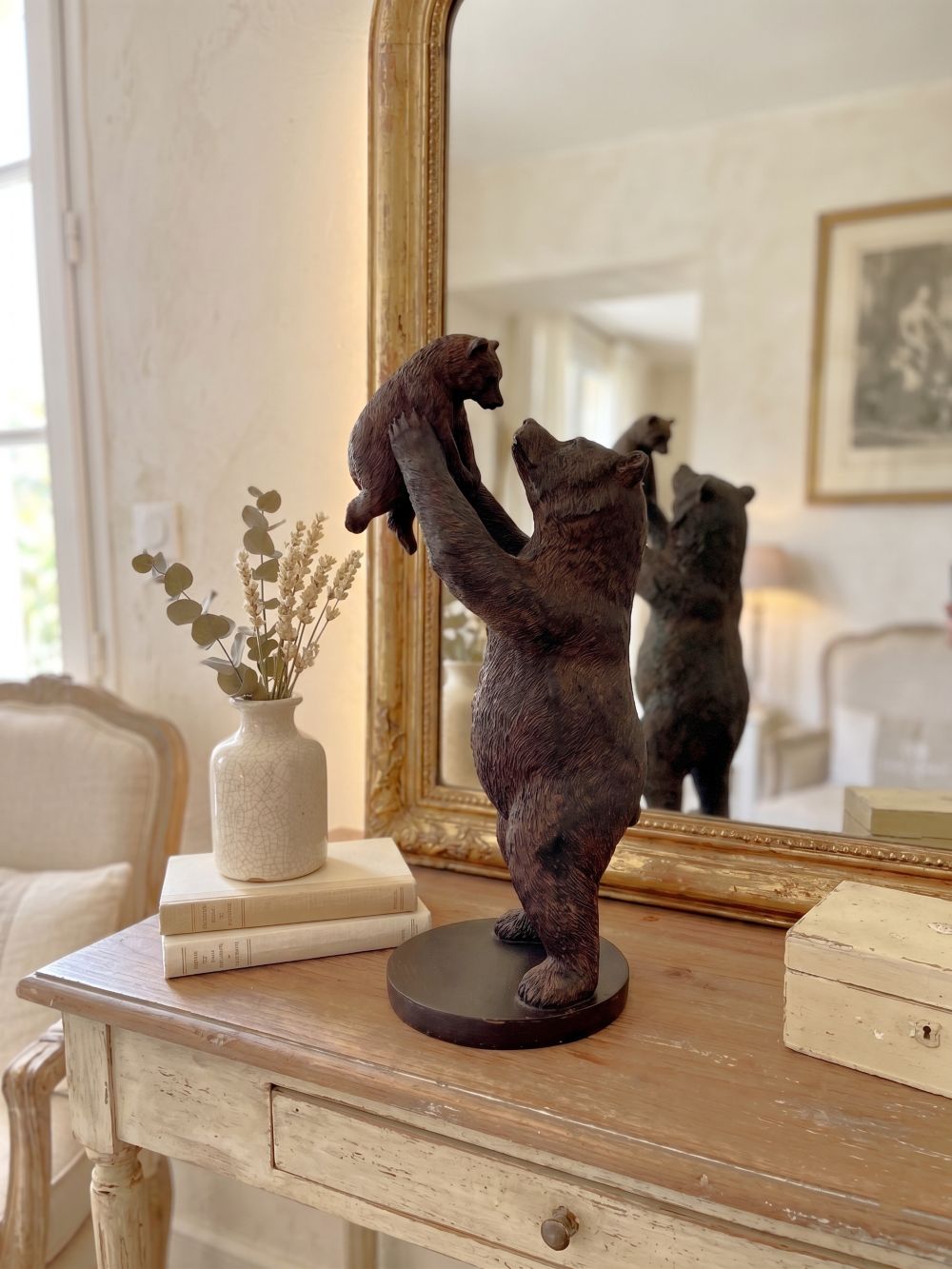 Statuette décorative représentant une maman ours soulevant son petit, finition brun patiné, scène de tendresse inspirée de la nature pour décoration chaleureuse et authentique