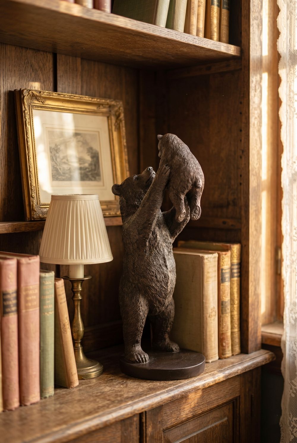 Statuette décorative représentant une maman ours soulevant son petit, finition brun patiné, scène de tendresse inspirée de la nature pour décoration chaleureuse et authentique