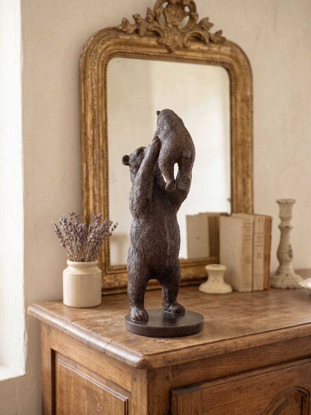 Statuette décorative représentant une maman ours soulevant son petit, finition brun patiné, scène de tendresse inspirée de la nature pour décoration chaleureuse et authentique