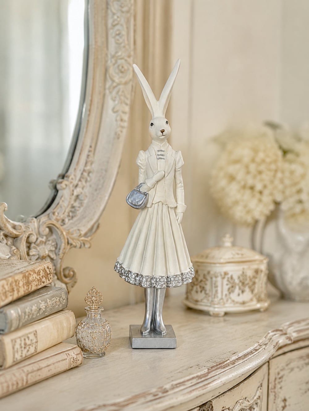 Statuette décorative Marquise Lapin blanche et argentée, personnage élégant en robe ancienne, style shabby chic romantique pour une décoration féérique sur console ou buffet