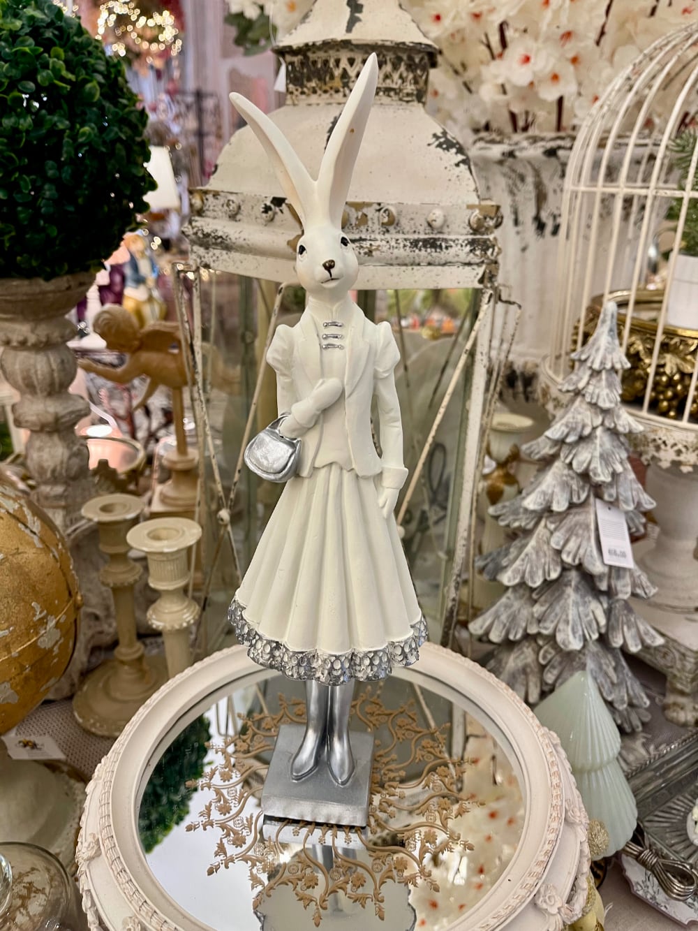Statuette décorative Marquise Lapin blanche et argentée, personnage élégant en robe ancienne, style shabby chic romantique pour une décoration féérique sur console ou buffet