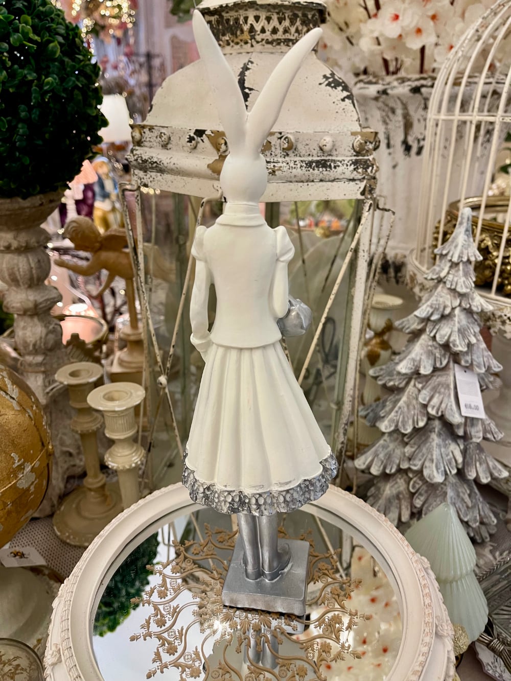 Statuette décorative Marquise Lapin blanche et argentée, personnage élégant en robe ancienne, style shabby chic romantique pour une décoration féérique sur console ou buffet