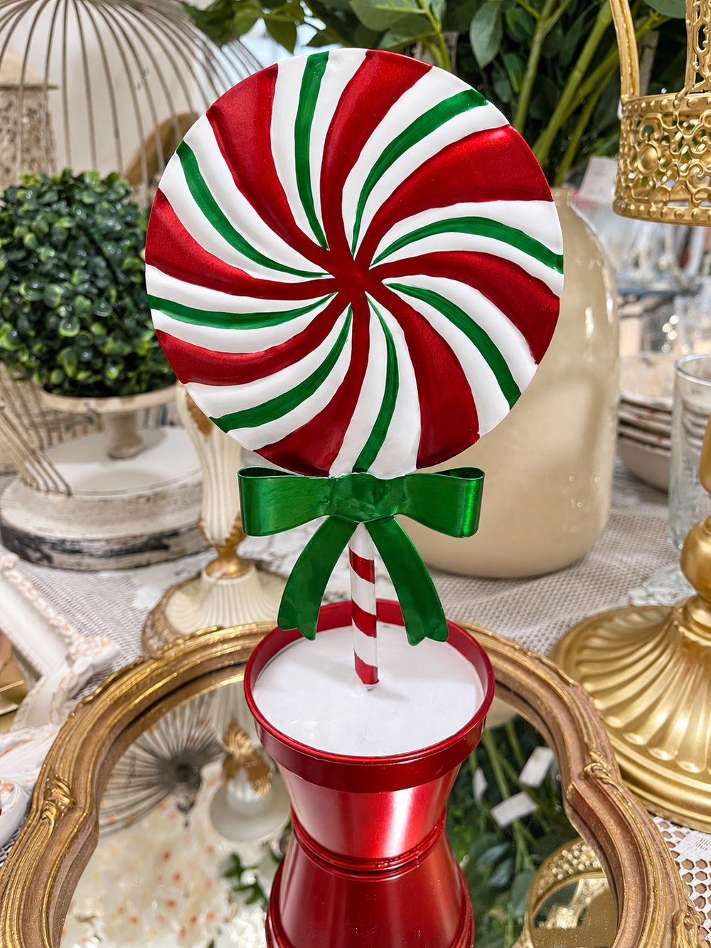 Sucette festive de 26 cm en métal rouge, blanc et vert à larges bandes, vue de face.