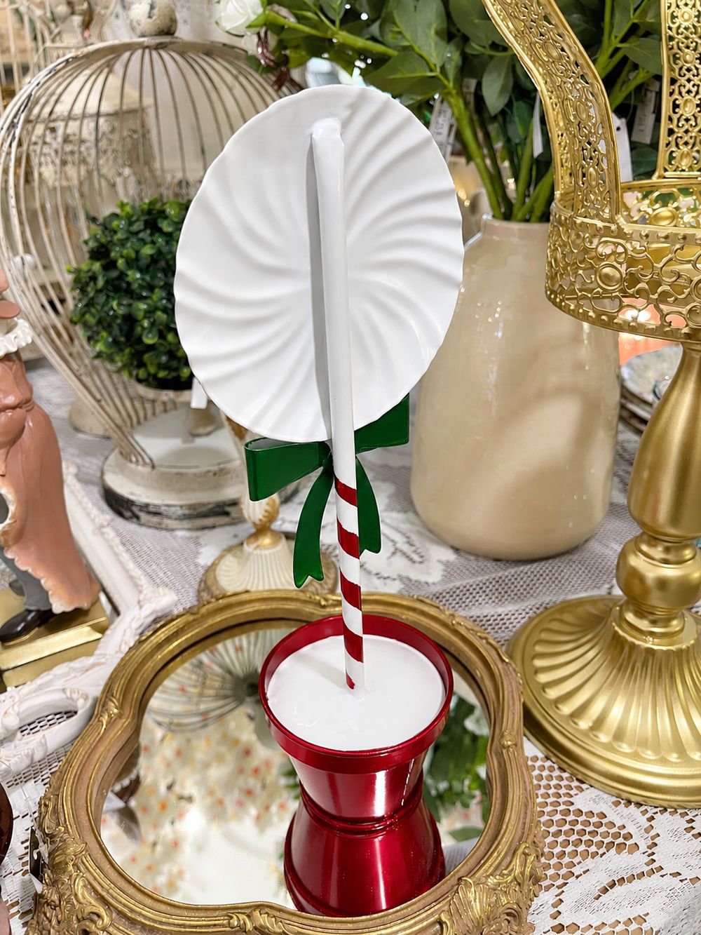 Dos de la sucette festive de 31 cm, disque blanc en relief, nœud vert et pot rouge.