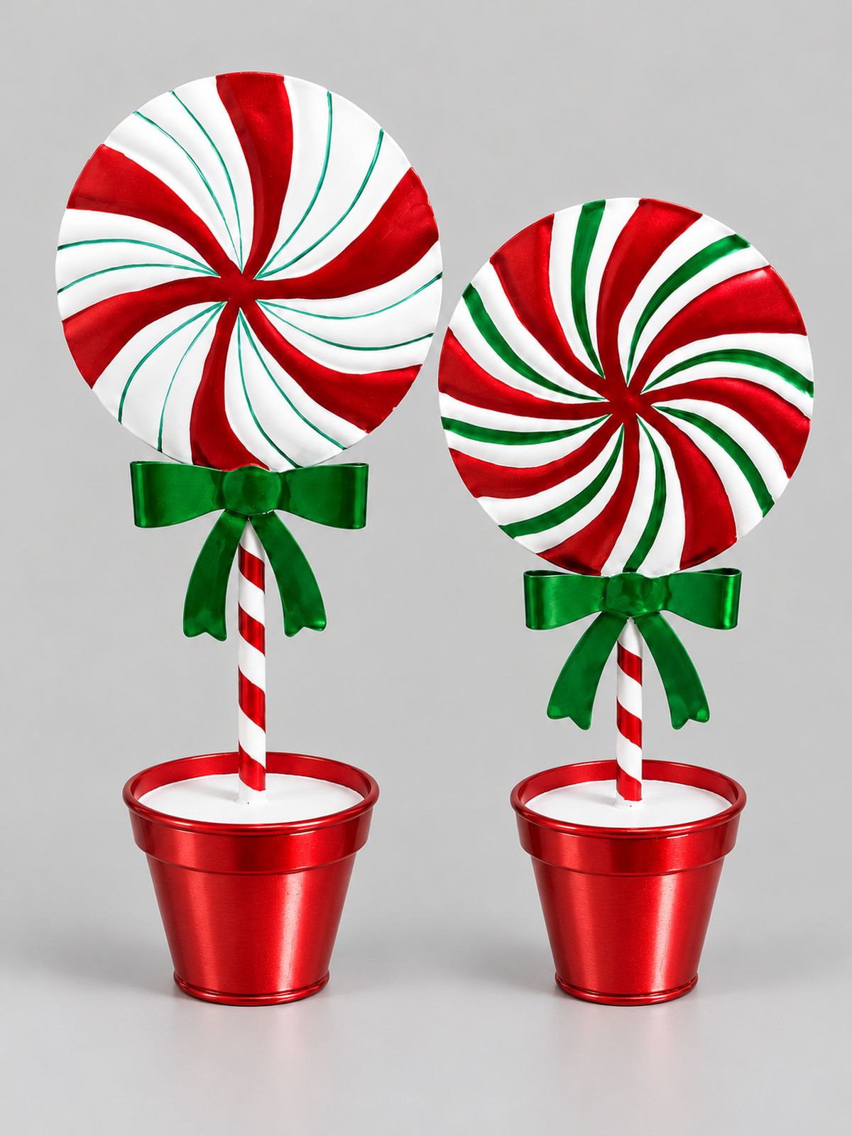 Deux sucettes décoratives de Noël en métal, modèles 31 et 26 cm aux motifs distincts, sur fond gris clair.