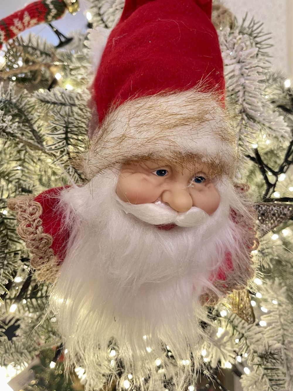 Suspension décorative tête de Père Noël, décoration de Noël à suspendre aux tons rouges et blancs, style traditionnel et féérique pour sapin ou intérieur de charme