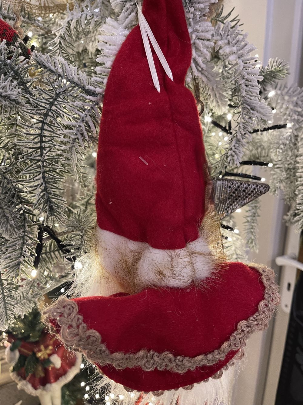 Suspension décorative tête de Père Noël, décoration de Noël à suspendre aux tons rouges et blancs, style traditionnel et féérique pour sapin ou intérieur de charme