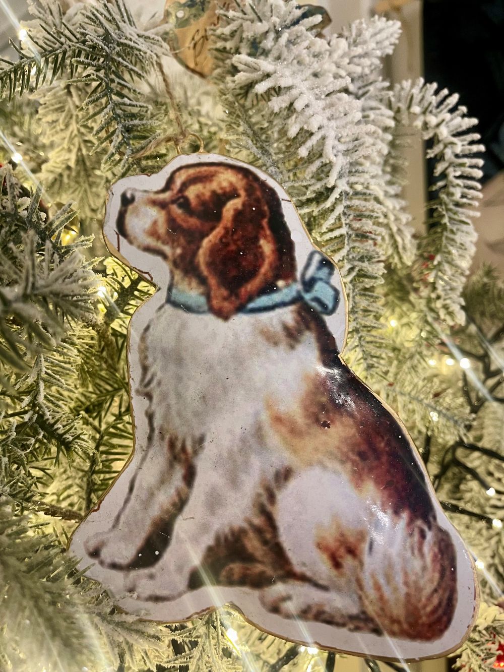 Suspension de Noël chien victorien marron bleu blanc décoration sapin style vintage shabby chic 17x12 cm